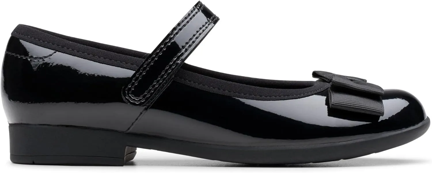Clarks Girl's Closed Toe Ballet Flats, 9 Little Kid