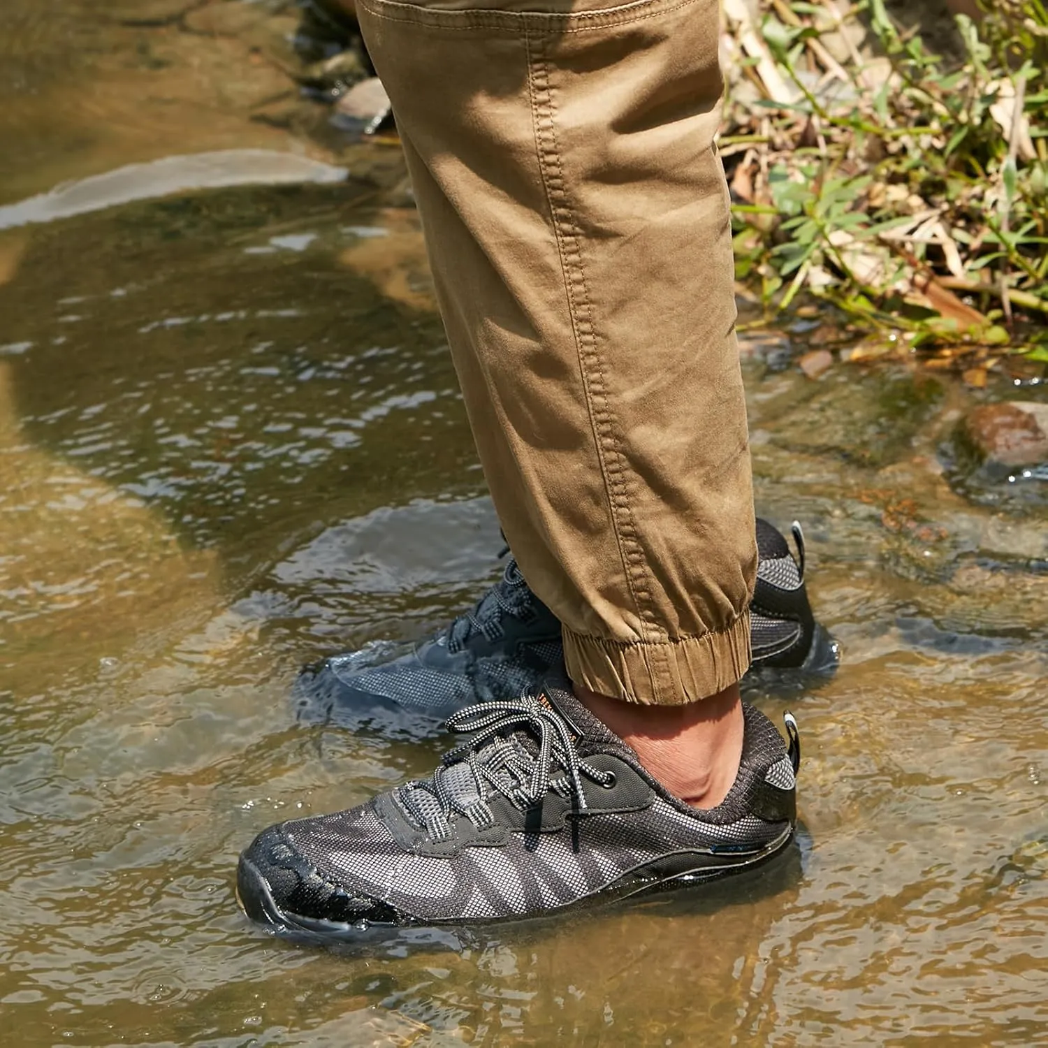 Waterproof Walking Shoes for Men Breathable Low Top Boots Lightweight Non Slip Workout Shoes Comfortable Slip on Snow Rainproof Shoes